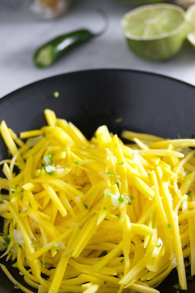 Ensalada de mango verde con chile serrano
