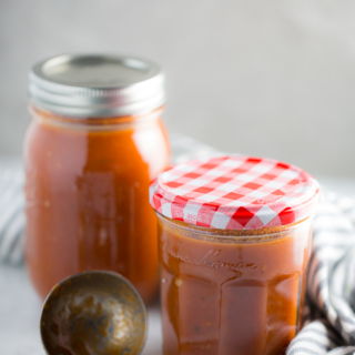 Salsa para enchiladas perfecta para tener en el refri y preparar un plato mexicano delicioso.