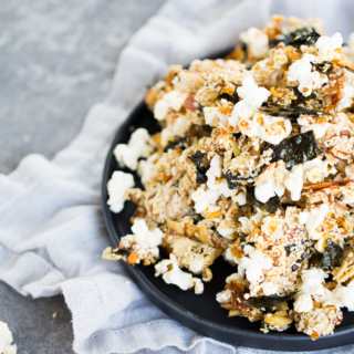 Palomitas con almendras, ajonjolí y nori.