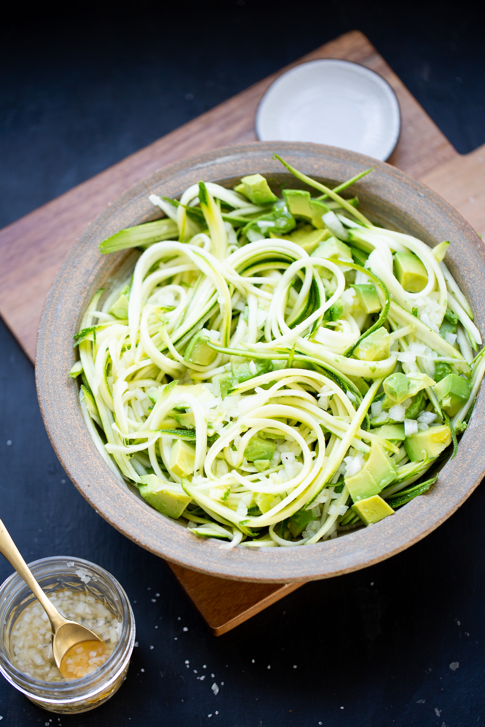 Ensalada de aguacate y calabaza con cebolla en vinagre y aceite de oilva.