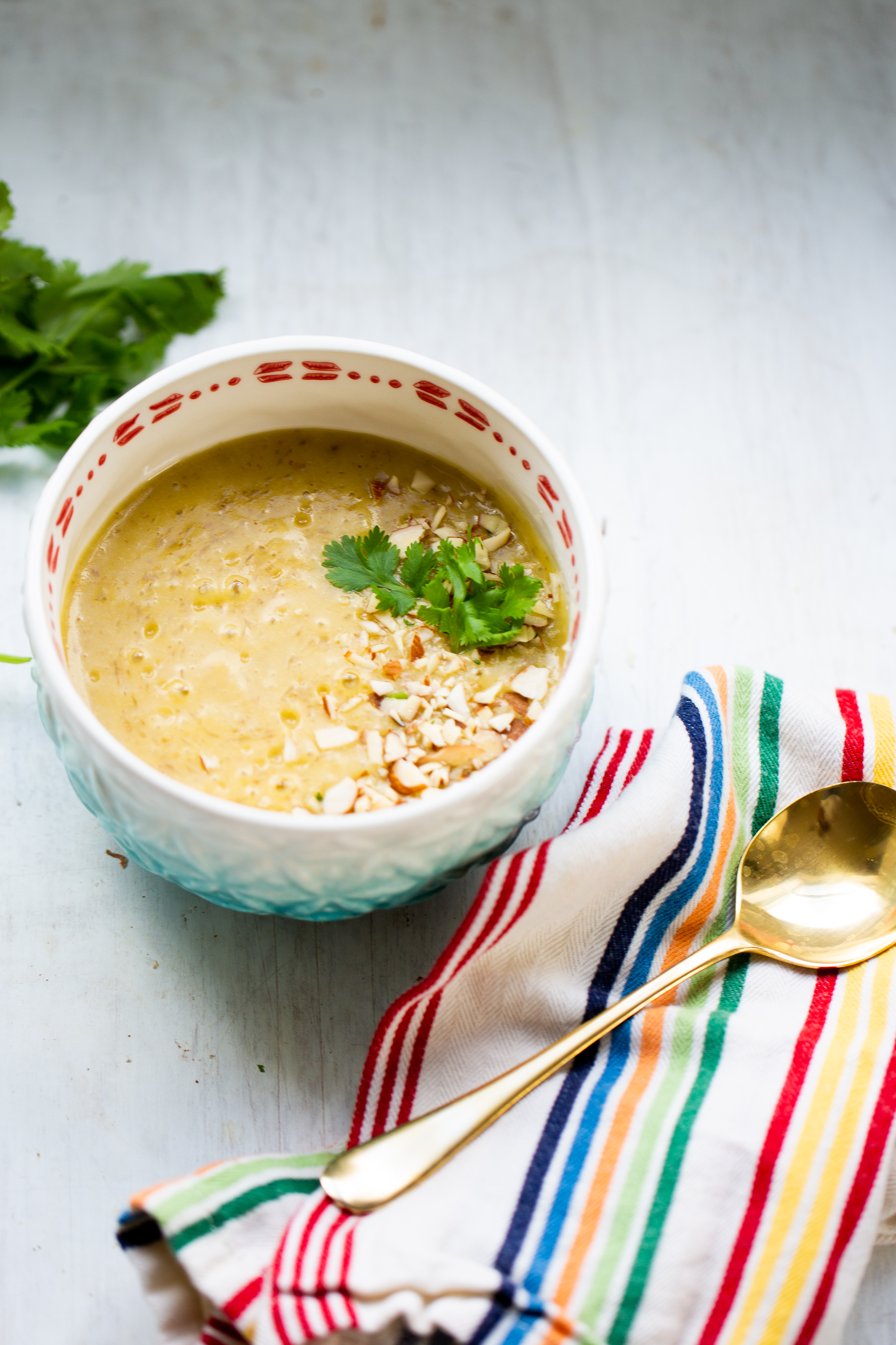 sopa de papa y cilantro con almendras fileteadas y cilantro encima