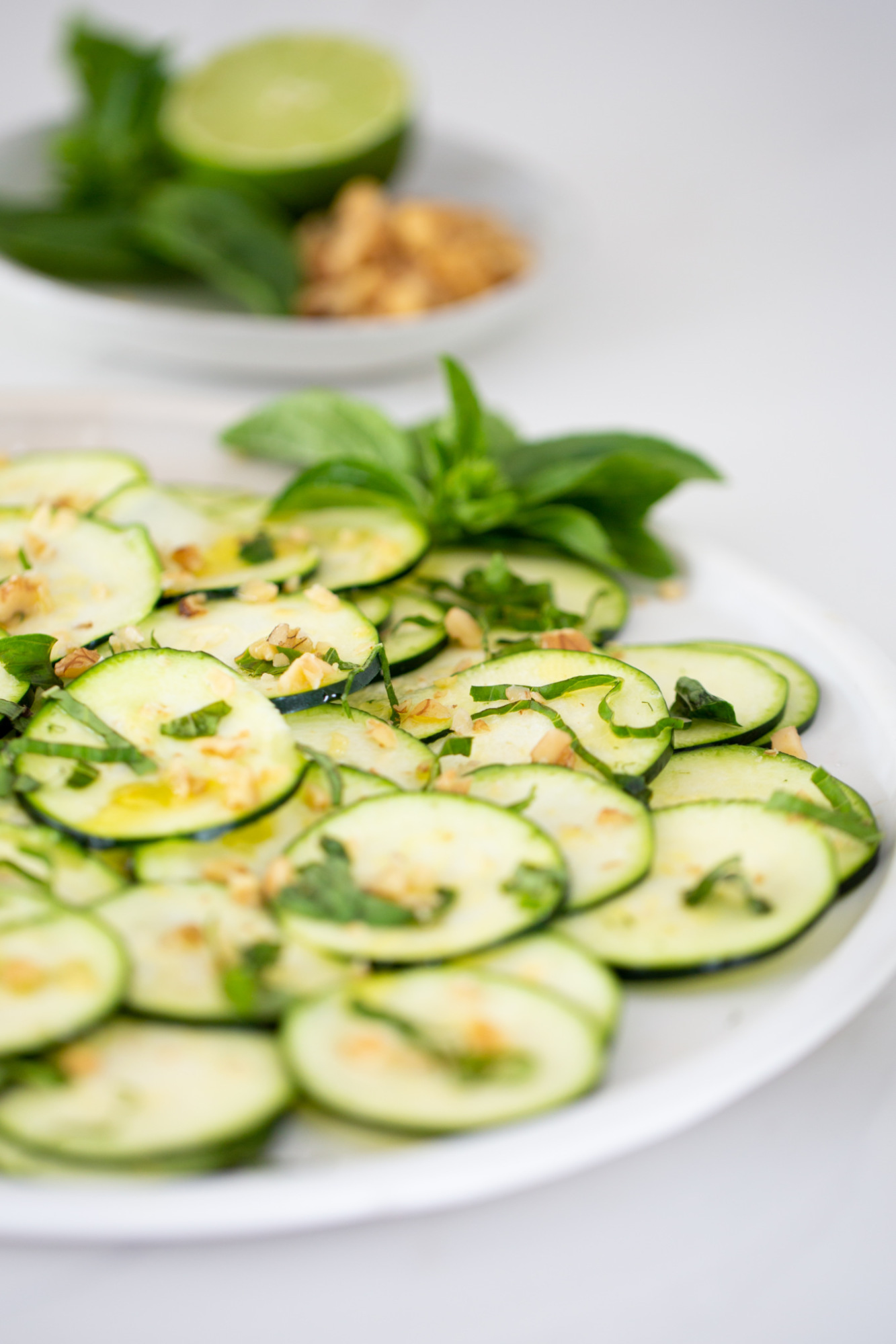 carpaccio de calabacín con nuez y albahaca fresca