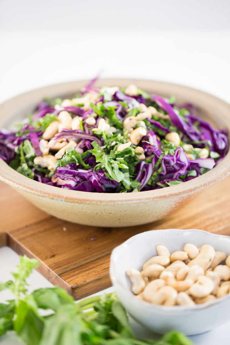 ensalada de col morada con aderezo oriental