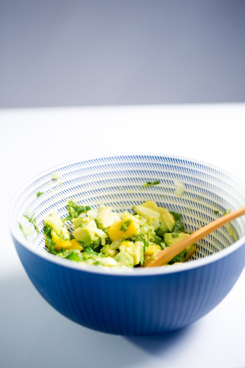 pico de gallo con mango o guacamole con mango