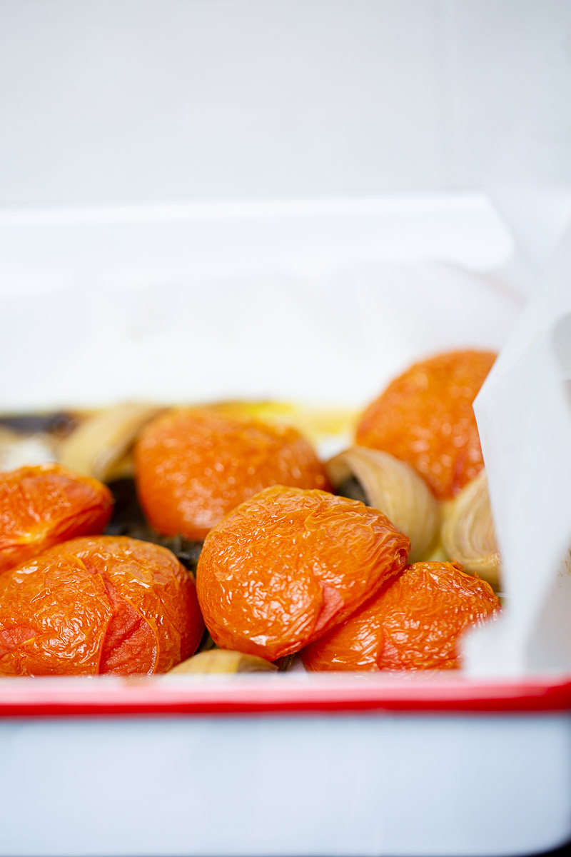 tomates rostizados en platón blanco