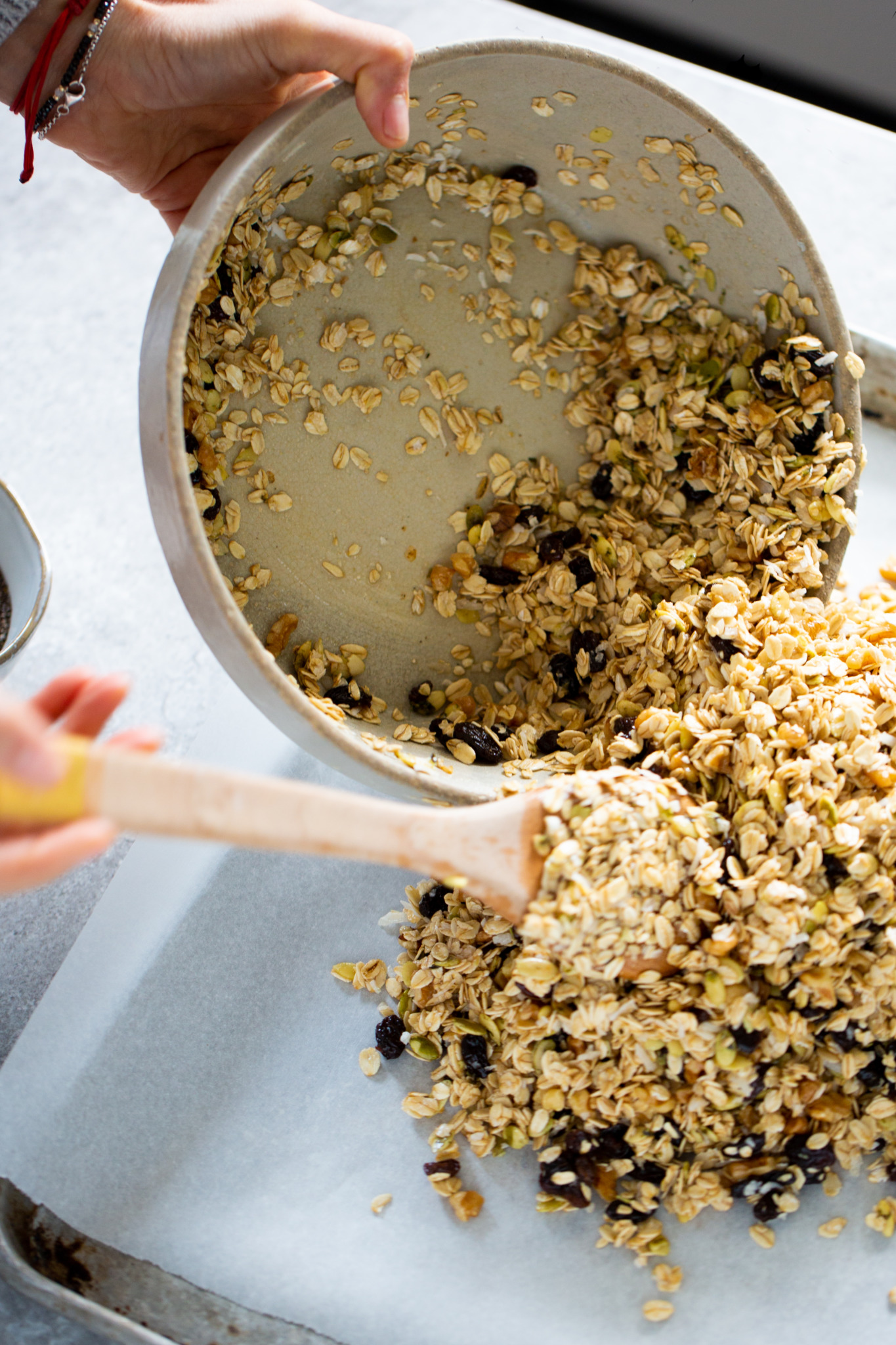 Vaciando granola en una charola