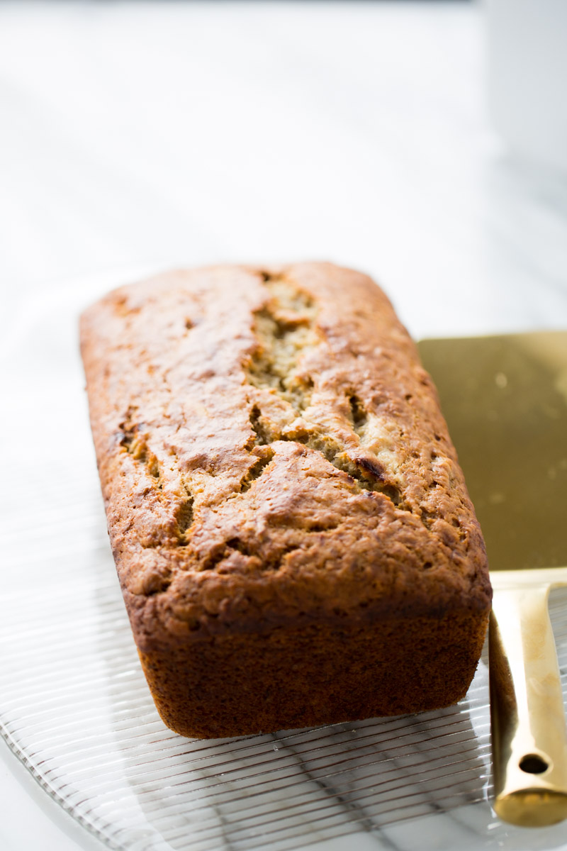 pan de plátano vegano en una charola de vidrio y una pala dorada