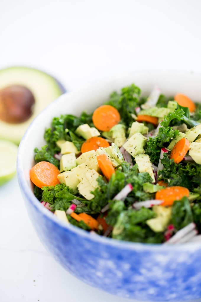 ensalada de kale o col rizada con zanahoria, aguacate y rábano