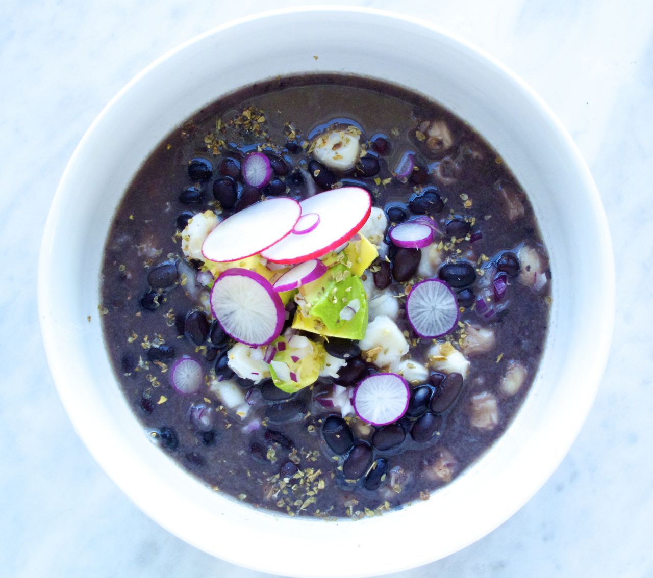 Pozole con frijol negro, sopa super mexicana y fácil de hacer.