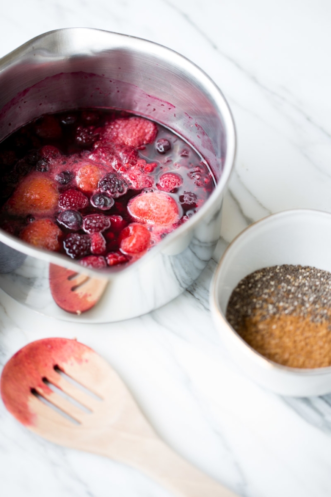 olla con moras y un bowl con semillas de chia a un lado