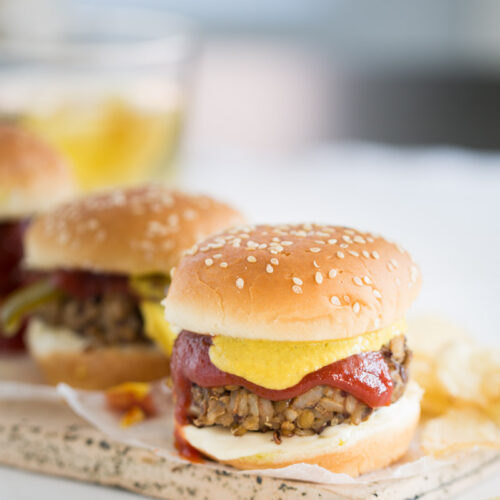 Hamburguesa de frijol y arroz, hamburguesa vegana.