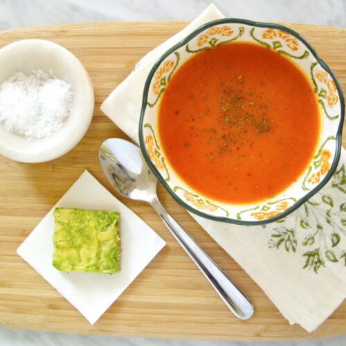 Sopa de tomate y pimiento, vegana deliciosa y lista en 15 minutos o menos.