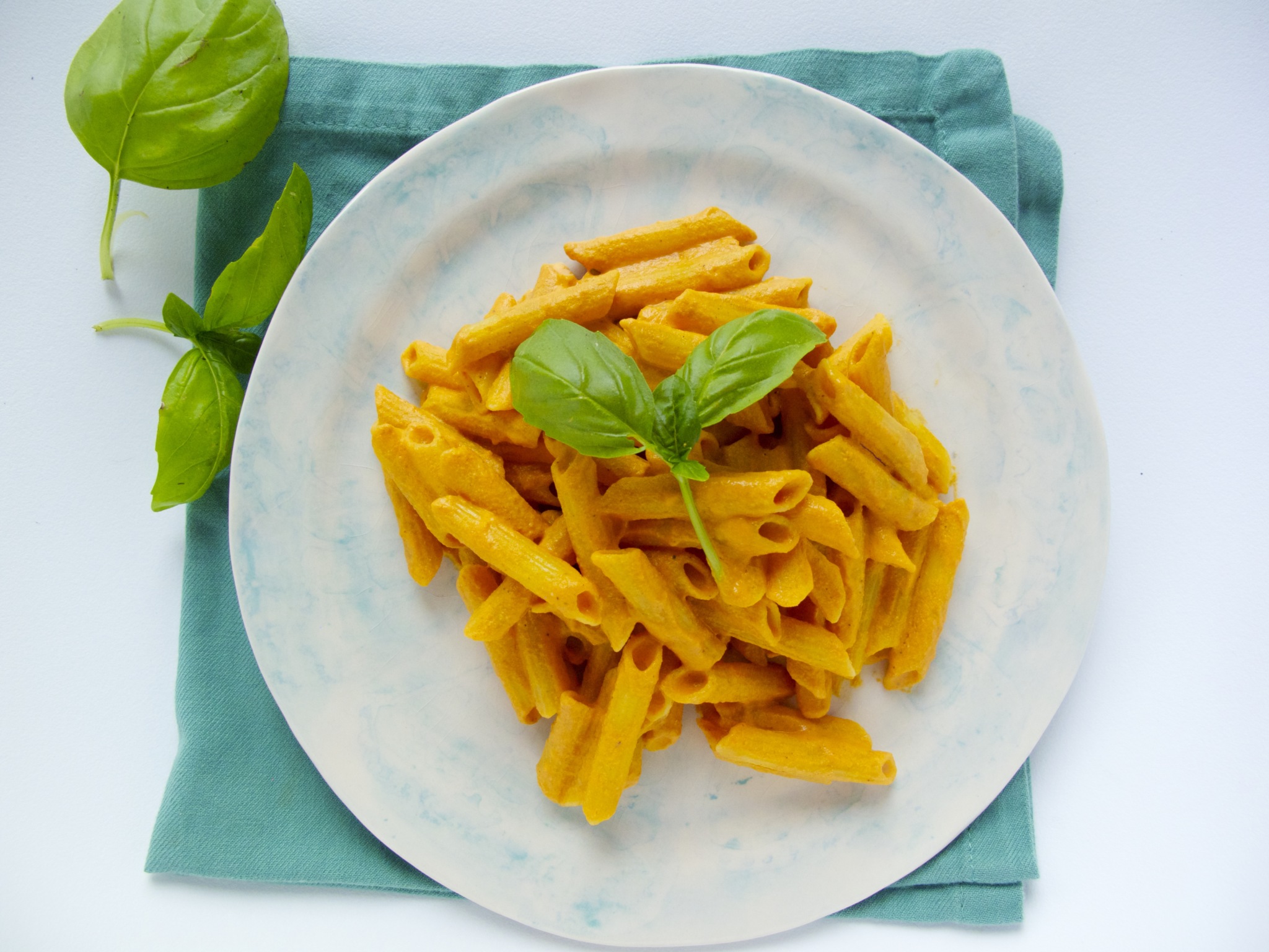 Salsa de nuez y pimiento para pasta totalmente vegana.
