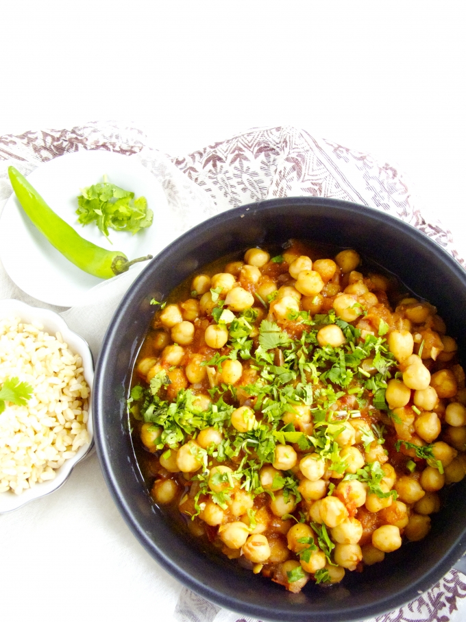 Chana masala, garbanzos con tomate y especies indias. Un plato vegano, delicioso y super fácil de preparar.