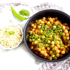 Chana masala, garbanzos con tomate y especies indias. Un plato vegano, delicioso y super fácil de preparar.