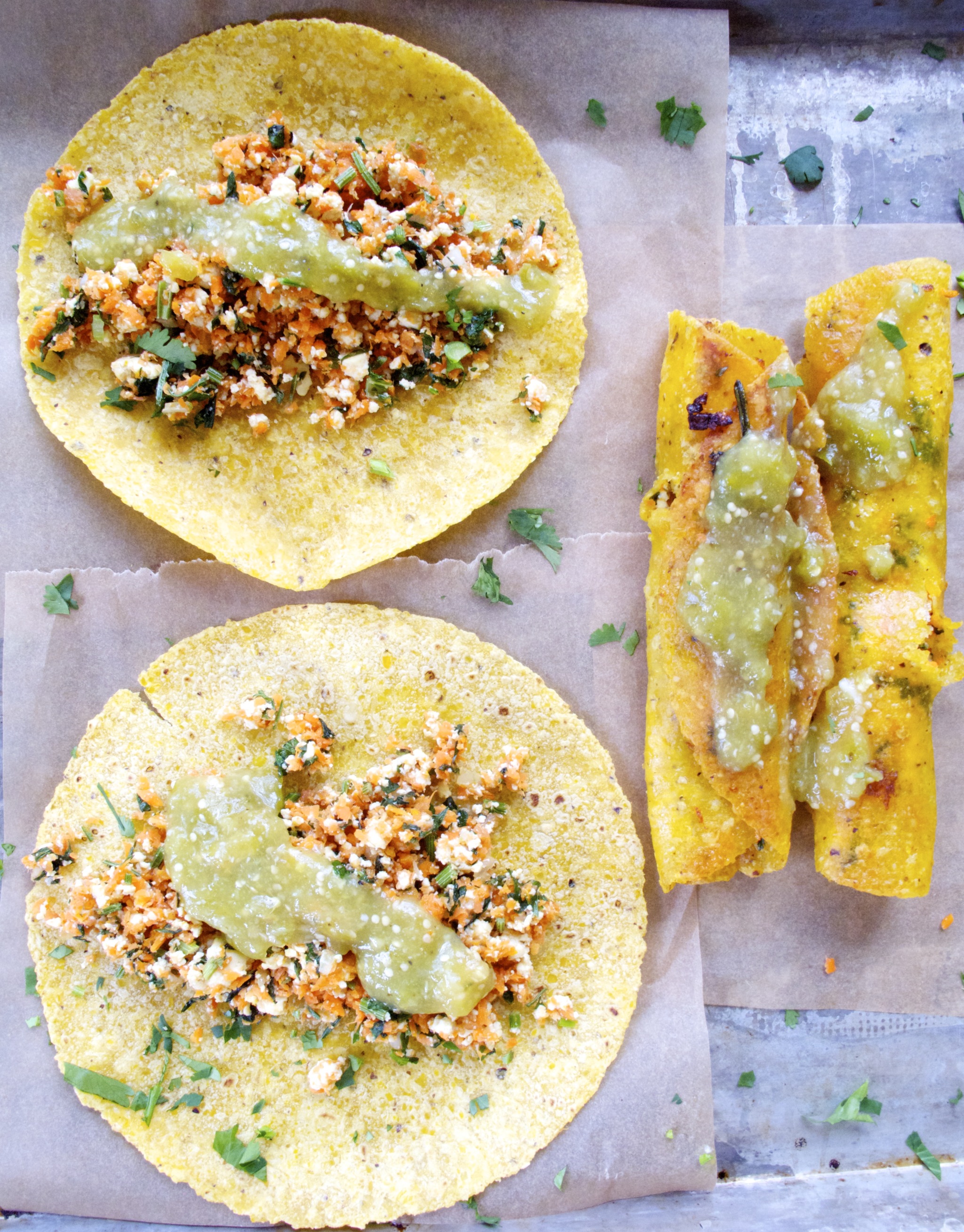 Tacos de zanahoria con salsa verde, veganos, mexicanos, deliciosos.