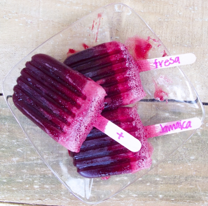Paletas de jamaica y fresa, heladas, veganas… perfecta combinación