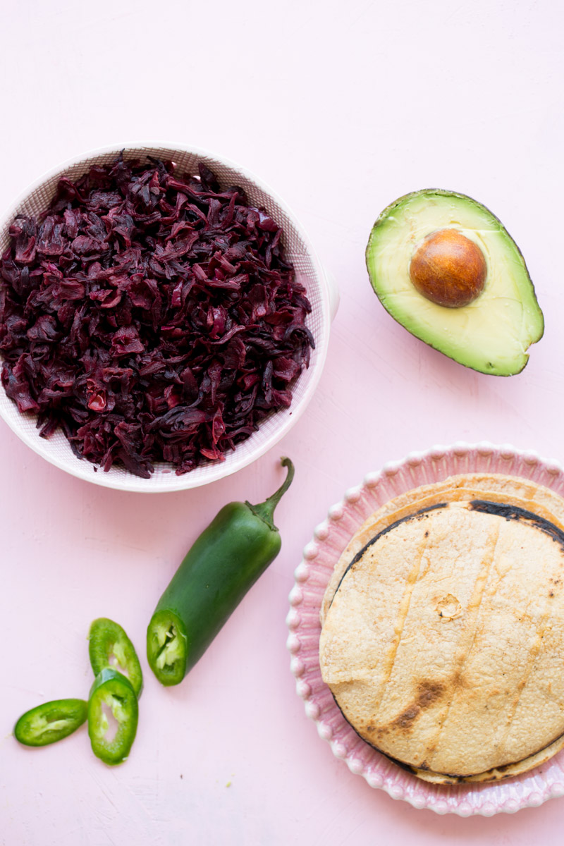 Tacos de flor de jamaica y aguacte en tortilla de maiz - Piloncillo y  Vainilla