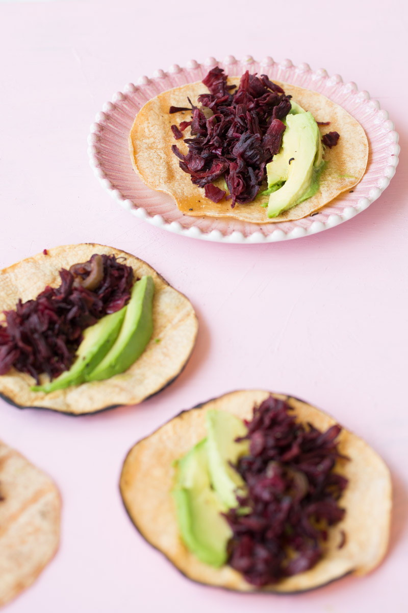 Tacos de flor de jamaica y aguacte en tortilla de maiz - Piloncillo y  Vainilla