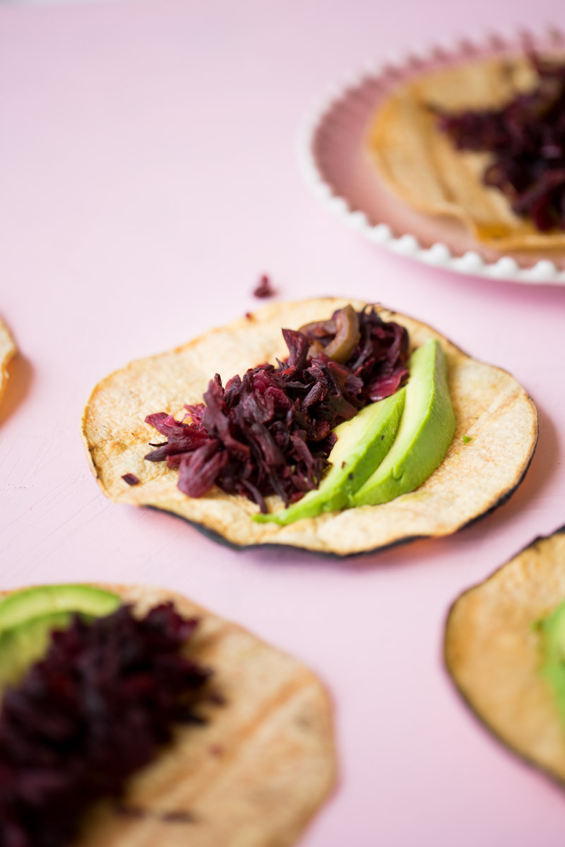 Tacos de flor de jamaica y aguacte en tortilla de maiz - Piloncillo y  Vainilla