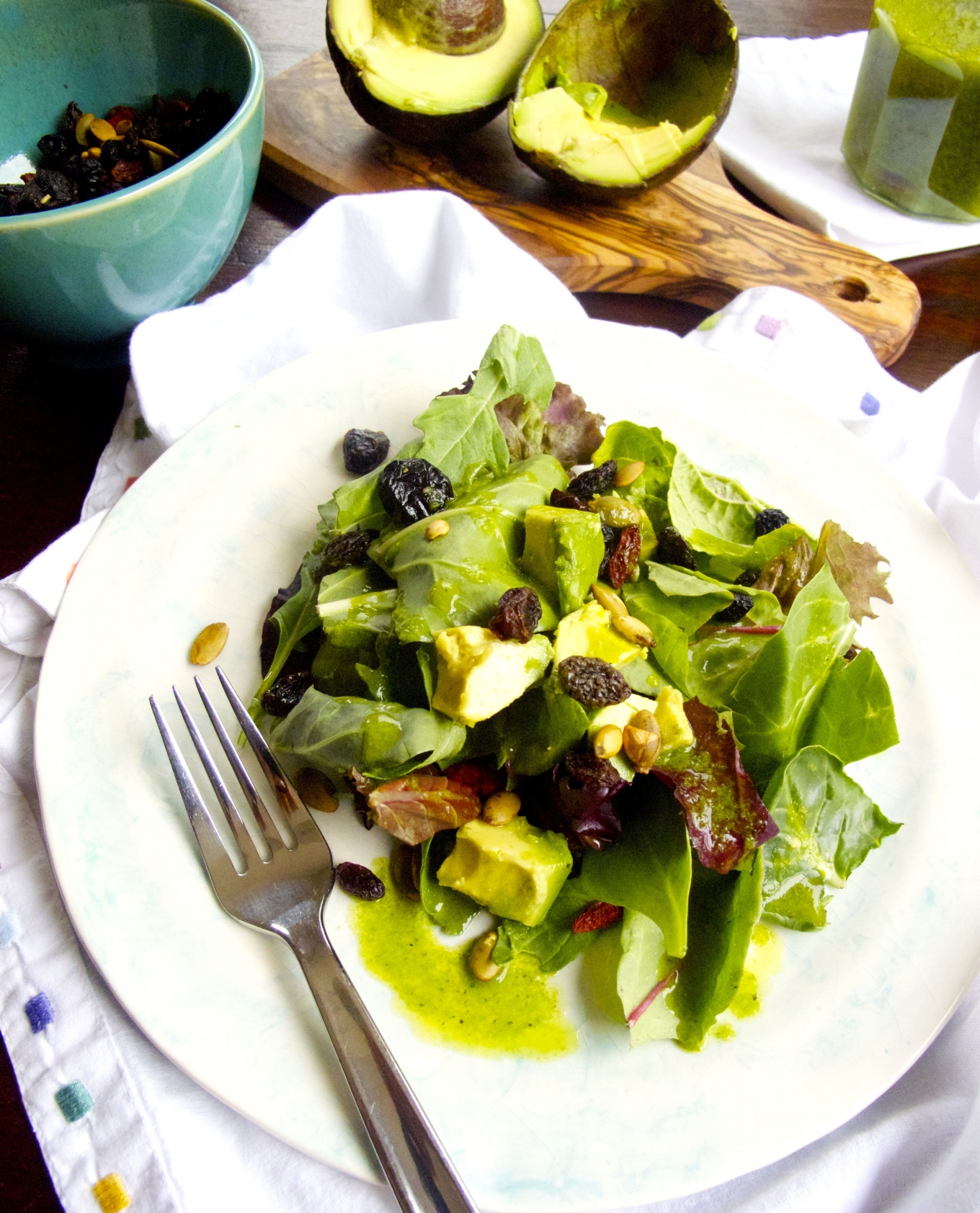 Aderezo de albahaca para ensalada de hojas verdes y aguacate
