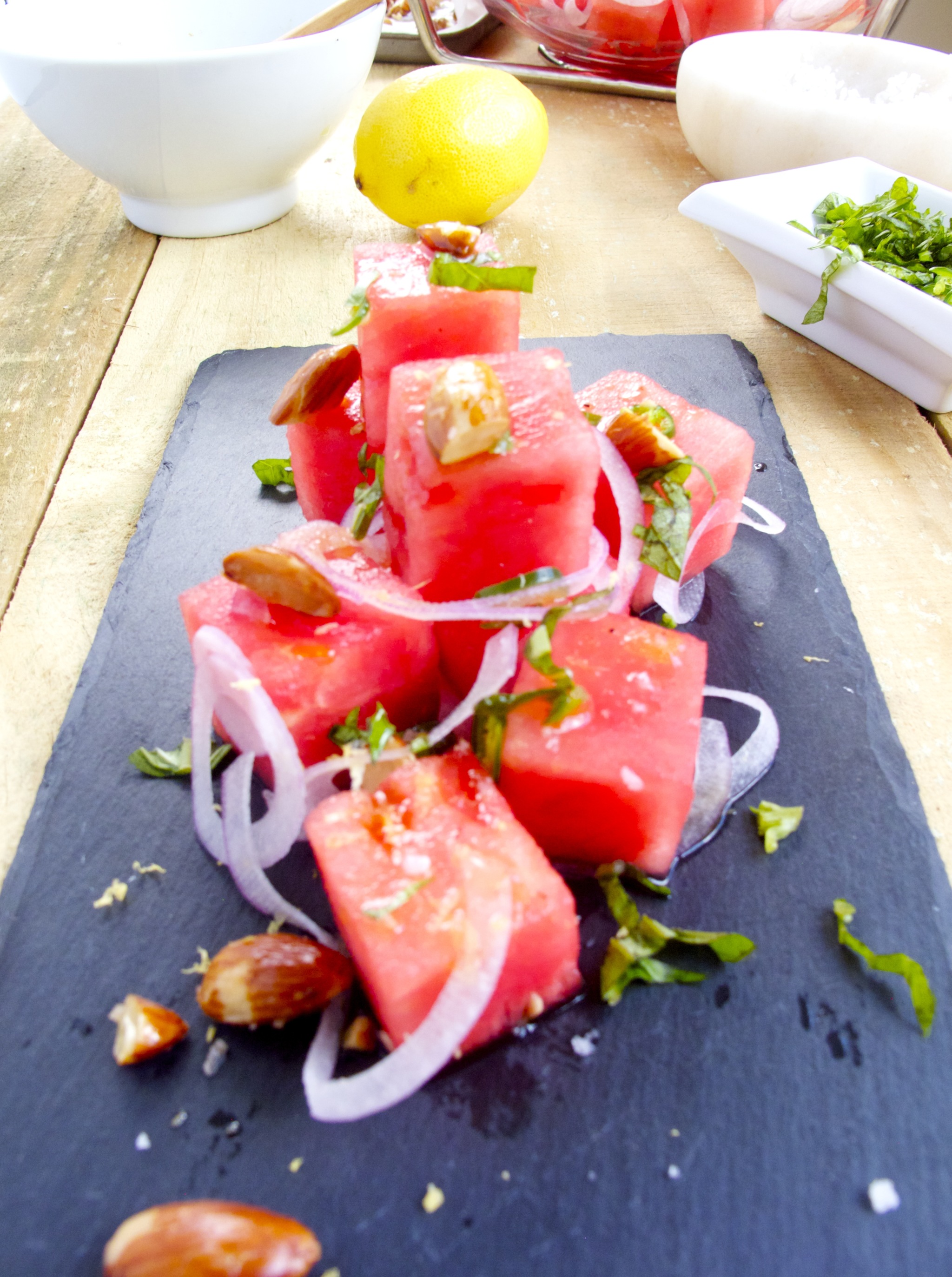 Ensalada de sandía, chile serrano y almendras.