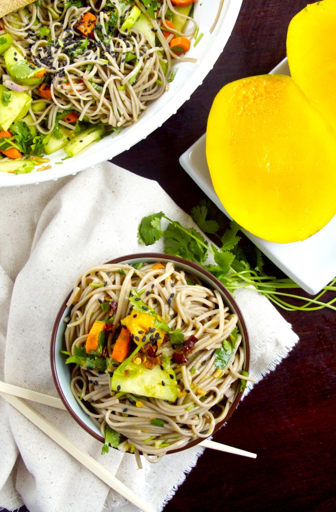 Soba noodles con verduras crudas y