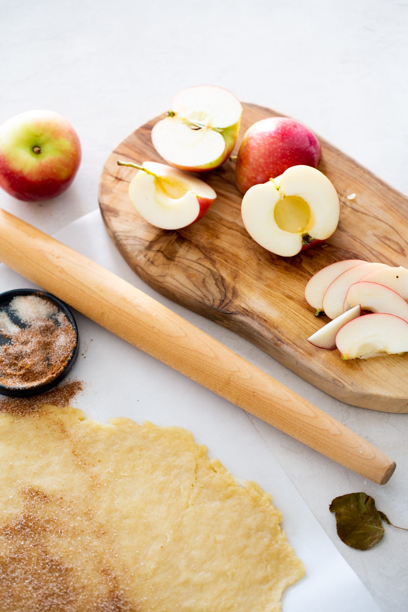 Manzanas picadas y masa extendida para hacer galette de manzana