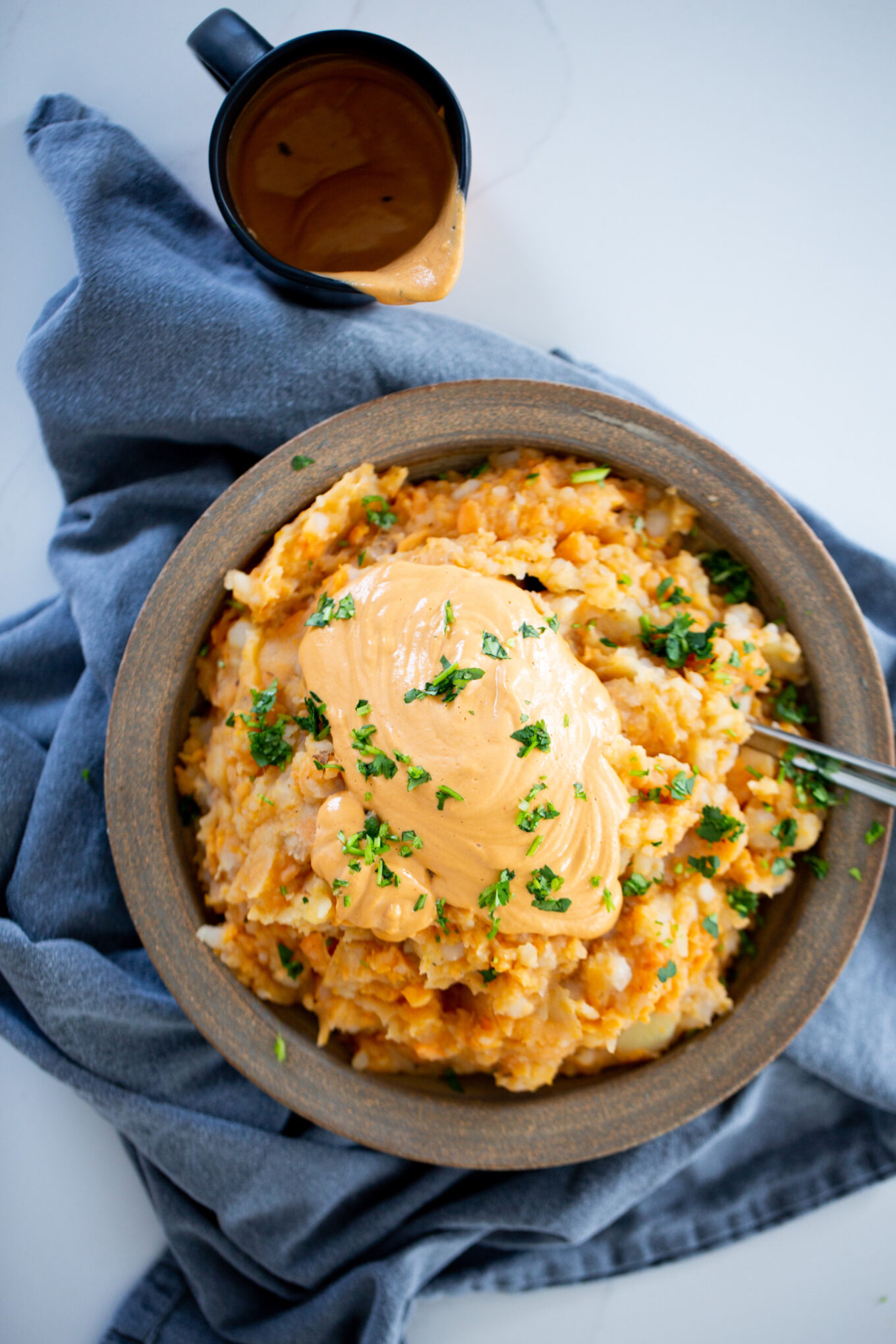 Puré de papa y camote con queso vegano de chipotle