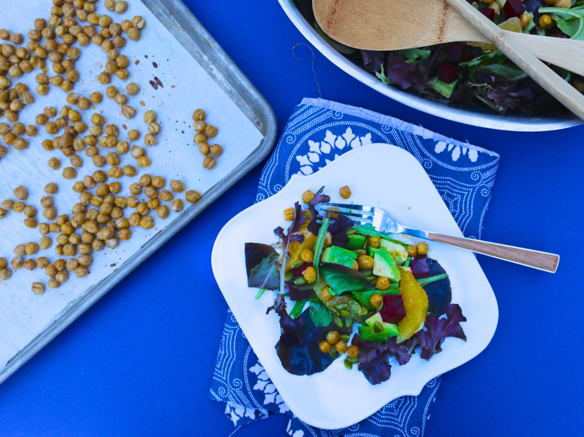 Ensalada de betabel y naranja con crutones de garbanzo