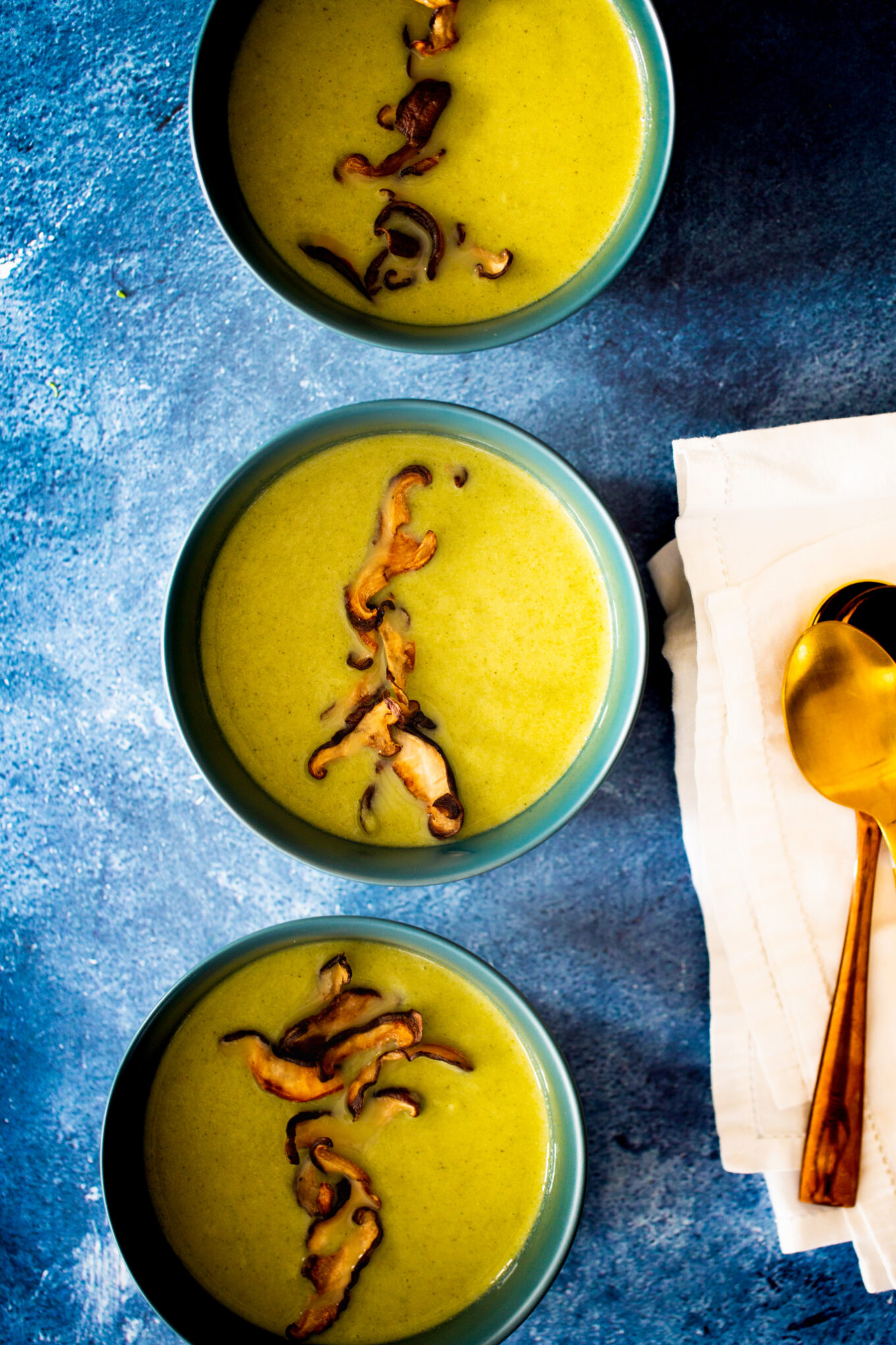 Sopa de brocoli con chips de shitake