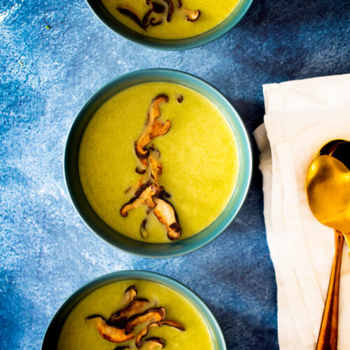 Sopa de brocoli con chips de shitake