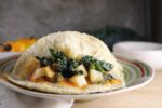 Tacos de kale y papa en salsa de tomate