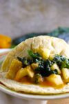 Tacos de kale y papa en salsa de tomate