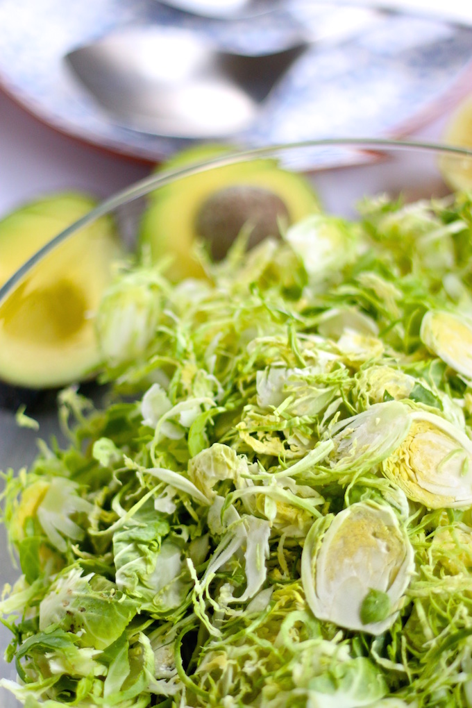 Ensalada de colecitas de bruselas con aderezo de limón