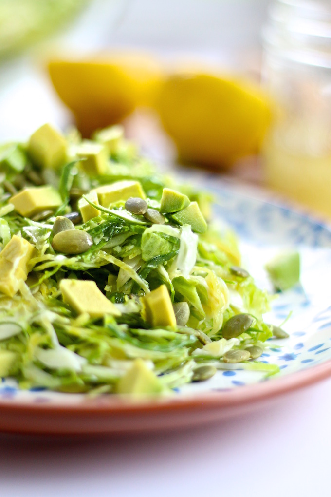 Ensalada de colecitas de bruselas con aderezo de limon.