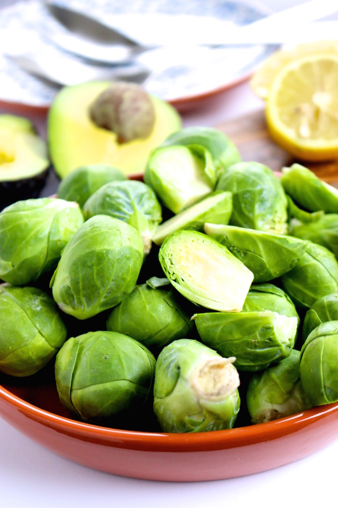 Ensalada de colecitas de bruselas con aderezo de limon