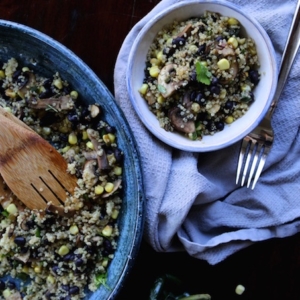 Receta de quinoa a la mexicana con champiñones, elote, chile poblano y frijoles negros.