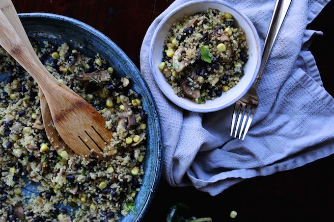 Receta de quinoa a la mexicana con champiñones, elote, chile poblano y frijoles negros.