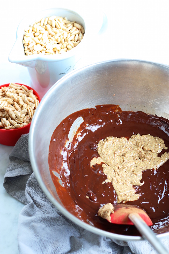 Tazón con chocolate  y crema de almendra para hacer barras de cereal en casa.