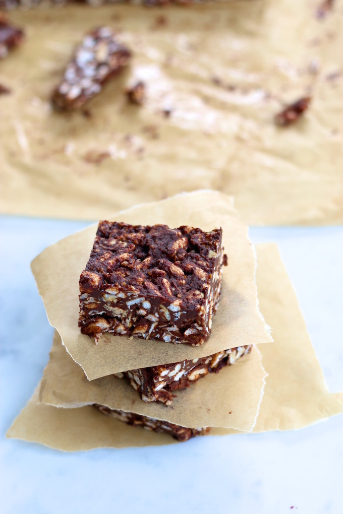 Barras de chocolate y cereal cortadas en cuadros y puesta una encima de otra.