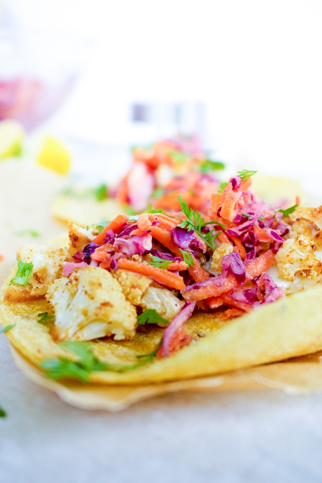 Tacos de coliflor super saludables y ligeritos de coliflor rostizada con chipotle servidos con una ensalada de col morada y zanahoria.
#tacos, #tacosveganos,#vegano,#vegan,#comidamexicana,#comidasaludable