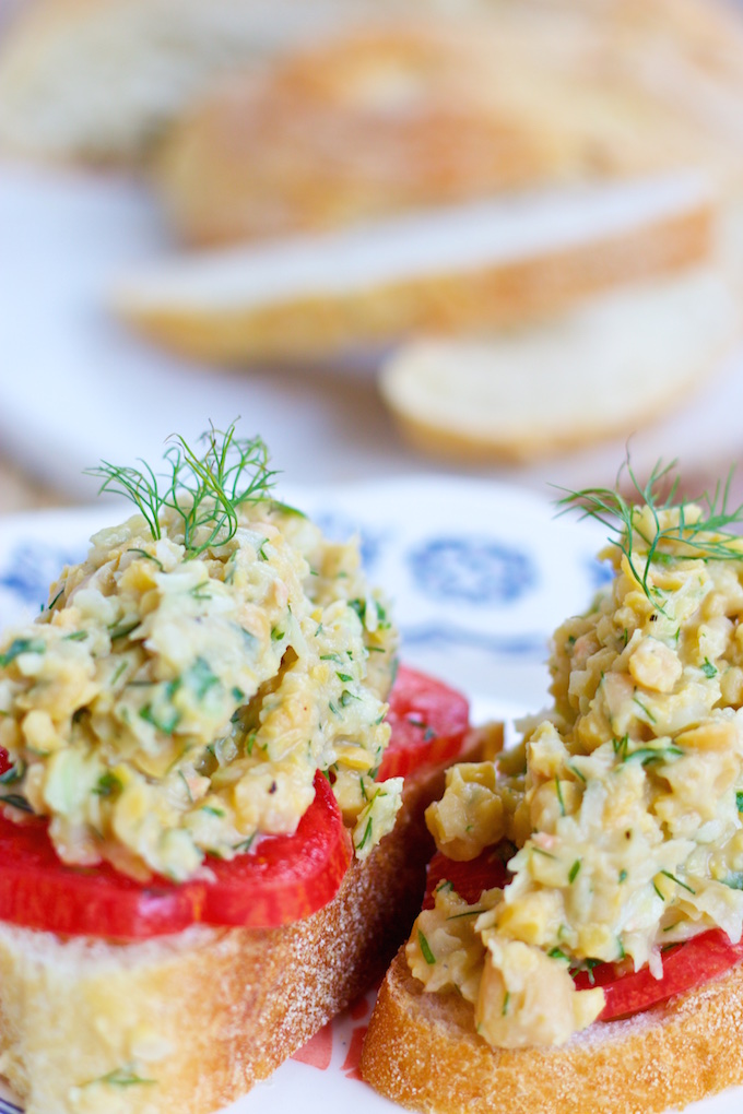 Tartine de ensalada de garbanzo
