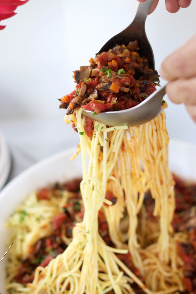 Pasta a la bolognese, con champiñones y vino tinto