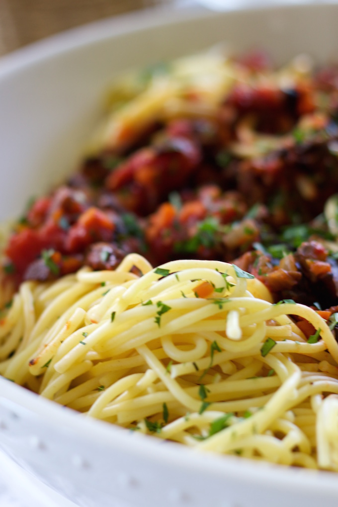 Pasta a la bolognese, con champiñones y vino tinto