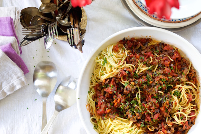 Pasta a la bolognese, con champiñones y vino tinto