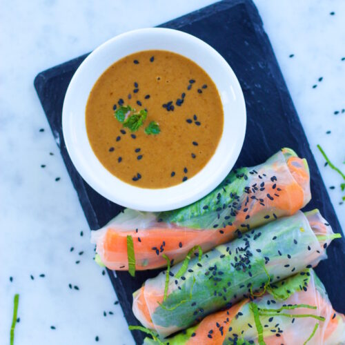 Spring rolls de verduras con salsa de almendra