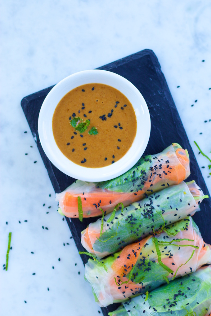 Spring rolls de verduras con salsa de almendra