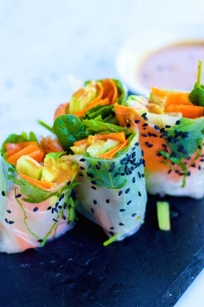 Spring rolls de verduras con salsa de almendra