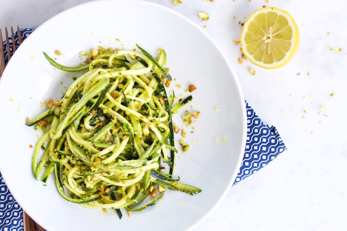Zucchini noodles con pesto de pistache